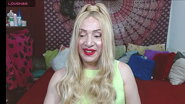 Snapshot of elena_evans chatting on February 6, 9:51 pm elena evans online show from February 6, 9:51 pm