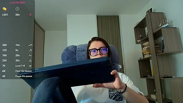 Arya starrk online show from October 22, 1:44 pm