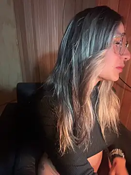 Snapshot of AliceStone19 chatting on April 21, 2:26 am AliceStone19 online show from April 21, 2:26 am