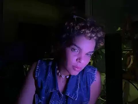 Snapshot of Ambar___ chatting on October 21, 9:43 am Ambar online show from October 21, 9:43 am