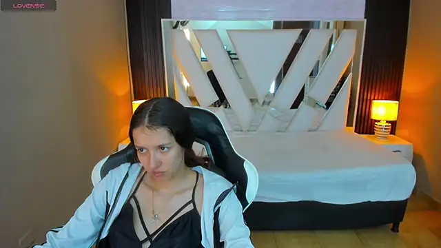 Linda4Petite online show from April 17, 6:00 pm