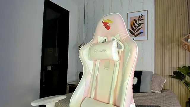 CameronCollins  online show from October 14, 7:47 pm