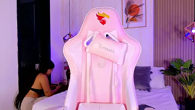 CameronCollins  online show from February 17, 7:42 pm