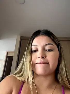 lunablossom  online show from November 19, 5:46 pm