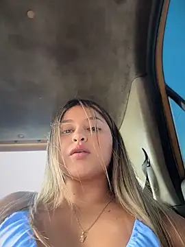 lunablossom  online show from March 28, 9:25 pm