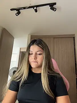 lunablossom  online show from April 11, 4:55 pm