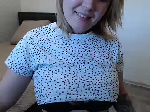 Snapshot of leeilawow chatting on May 21, 6:20 am leeilawow online show from May 21, 6:20 am
