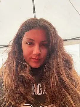 DaisyVibesss online show from April 12, 9:03 am