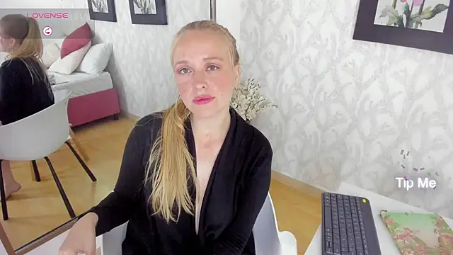 Snapshot of EmilySumer chatting on December 26, 9:01 am EmilySumer online show from December 26, 9:01 am