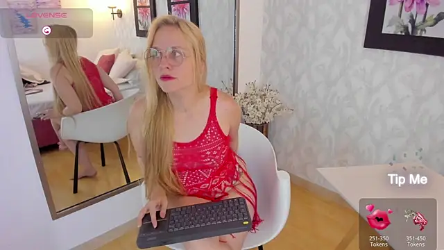 Snapshot of EmilySumer chatting on March 5, 8:21 pm EmilySumer online show from March 5, 8:21 pm