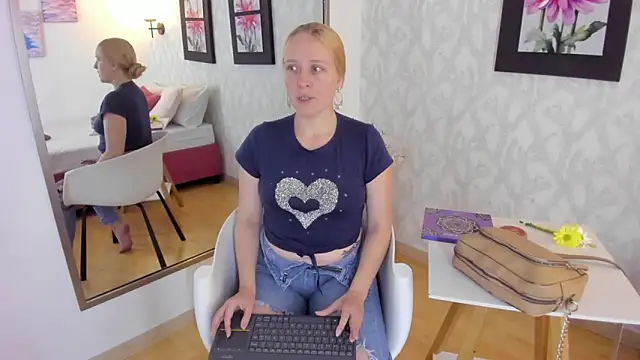 Snapshot of EmilySumer chatting on March 7, 8:33 pm EmilySumer online show from March 7, 8:33 pm