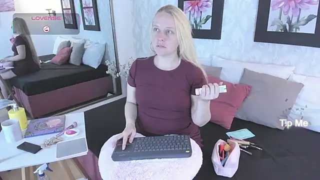 Snapshot of EmilySumer chatting on September 28, 3:34 am EmilySumer online show from September 28, 3:34 am