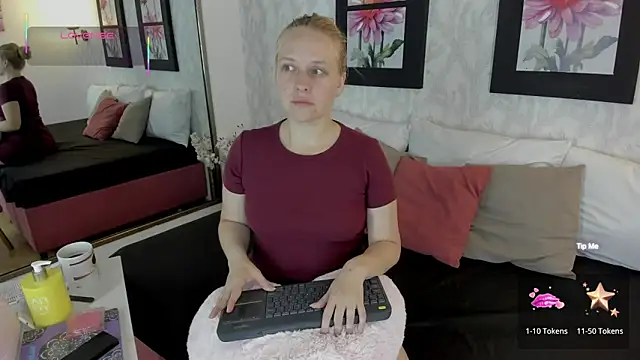 Snapshot of EmilySumer chatting on October 2, 11:12 pm EmilySumer online show from October 2, 11:12 pm