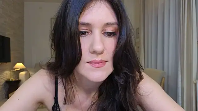 Snapshot of diamond_desiree chatting on June 1, 9:49 pm diamond desiree online show from June 1, 9:49 pm