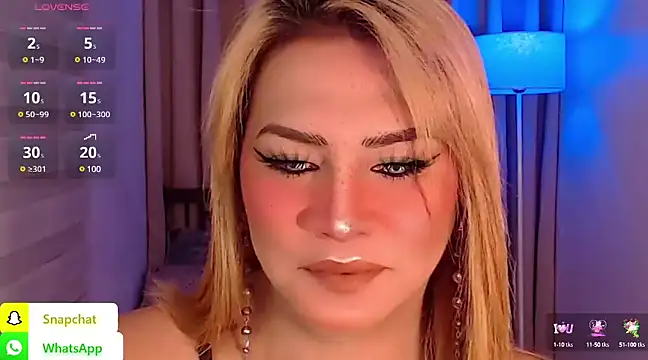 Snapshot of QUEEN_GIAMOORE69 chatting on January 5, 7:39 pm QUEEN GIAMOORE69 online show from January 5, 7:39 pm