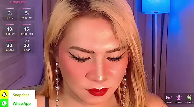 Snapshot of QUEEN_GIAMOORE69 chatting on January 5, 10:40 pm QUEEN GIAMOORE69 online show from January 5, 10:40 pm