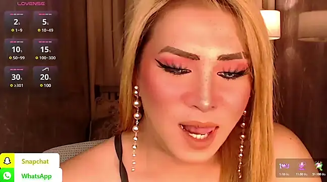 Snapshot of QUEEN_GIAMOORE69 chatting on January 23, 10:33 pm QUEEN GIAMOORE69 online show from January 23, 10:33 pm