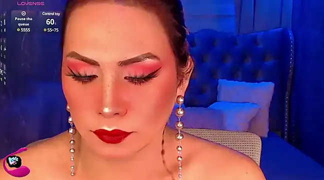 Snapshot of QUEEN_GIAMOORE69 chatting on March 2, 11:09 pm QUEEN GIAMOORE69 online show from March 2, 11:09 pm