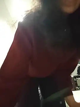 Snapshot of Susannemilf chatting on November 17, 1:00 am Susannemilf online show from November 17, 1:00 am