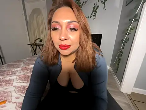 Snapshot of linalooove chatting on October 19, 4:13 am linalooove online show from October 19, 4:13 am