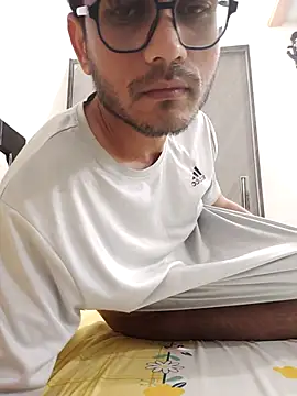 Snapshot of alex78265 chatting on November 16, 12:33 pm alex78265 online show from November 16, 12:33 pm