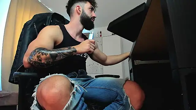 liamaesthetic online show from April 14, 7:14 am