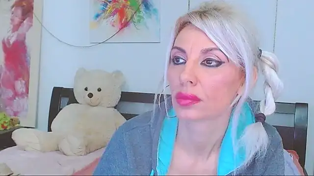 HoneyLara online show from March 3, 8:15 pm