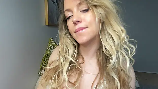 BelieveinEmliy online show from December 30, 11:48 am