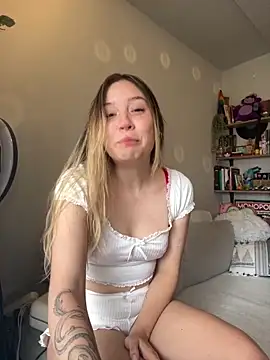 Snapshot of Darling_XXX chatting on March 5, 8:00 pm Darling XXX online show from March 5, 8:00 pm