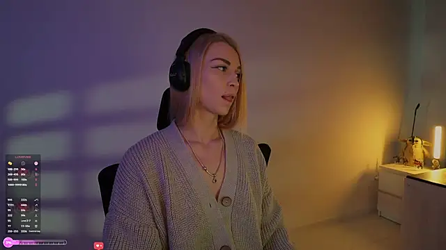 Snapshot of AskAlexa chatting on November 18, 9:03 am AskAlexa online show from November 18, 9:03 am