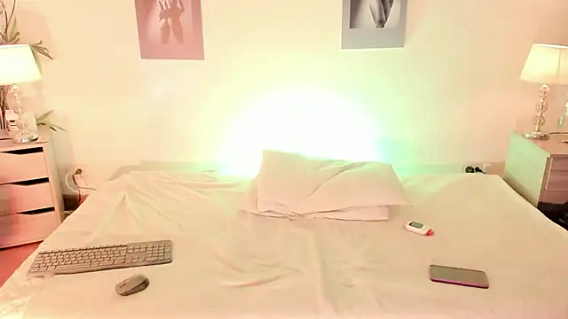 Alicee Levine online show from April 2, 9:45 pm