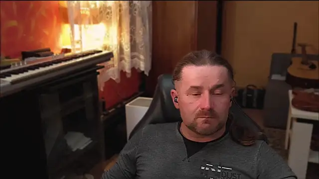Snapshot of Mosiadz1975 chatting on March 6, 10:47 pm Mosiadz1975 online show from March 6, 10:47 pm