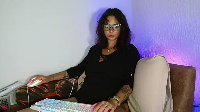 Snapshot of myamillor chatting on April 4, 8:39 pm myamillor online show from April 4, 8:39 pm