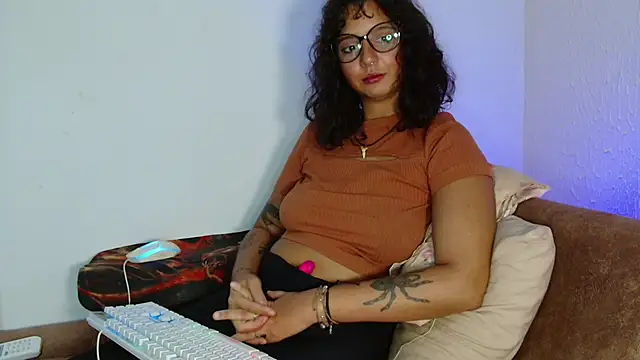 Snapshot of myamillor chatting on April 24, 10:23 pm myamillor online show from April 24, 10:23 pm