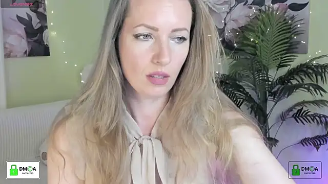 Snapshot of Queenymel chatting on June 7, 4:55 pm Queenymel online show from June 7, 4:55 pm