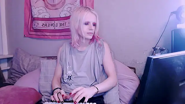 Snapshot of Alien_Bella chatting on December 18, 12:55 pm Alien Bella online show from December 18, 12:55 pm