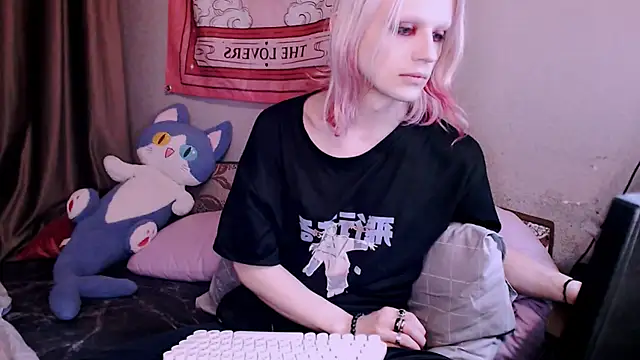 Snapshot of Alien_Bella chatting on December 19, 2:57 pm Alien Bella online show from December 19, 2:57 pm