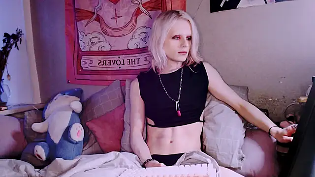 Snapshot of Alien_Bella chatting on February 2, 2:16 pm Alien Bella online show from February 2, 2:16 pm