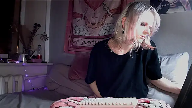 Snapshot of Alien_Bella chatting on March 14, 9:09 pm Alien Bella online show from March 14, 9:09 pm