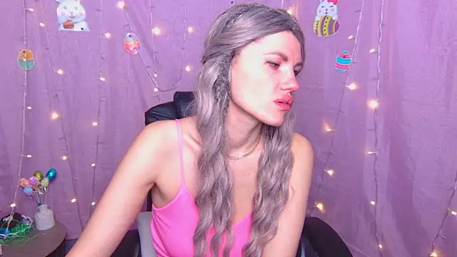 Snapshot of MilaLoona chatting on April 9, 6:13 am MilaLoona online show from April 9, 6:13 am