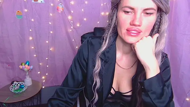 Snapshot of MilaLoona chatting on April 11, 6:40 am MilaLoona online show from April 11, 6:40 am