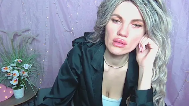 Snapshot of MilaLoona chatting on April 16, 6:47 am MilaLoona online show from April 16, 6:47 am