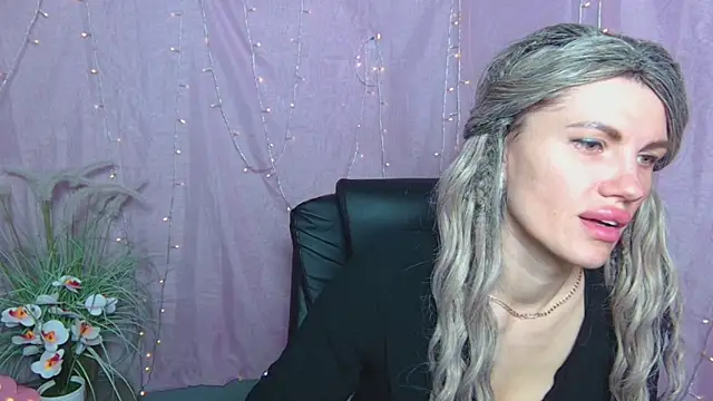 Snapshot of MilaLoona chatting on April 17, 6:05 am MilaLoona online show from April 17, 6:05 am