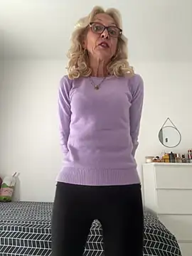 Snapshot of adella13 chatting on March 17, 7:12 am adella13 online show from March 17, 7:12 am