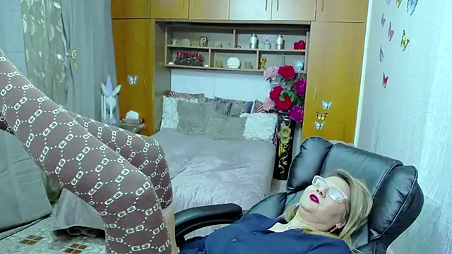 LucilleFenlys online show from December 2, 12:19 am