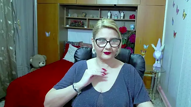 LucilleFenlys online show from February 15, 10:10 pm