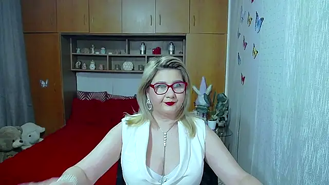 Snapshot of LucilleFenlys chatting on April 23, 12:01 am LucilleFenlys online show from April 23, 12:01 am
