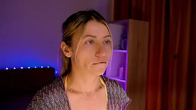 ZoeGrant online show from April 8, 9:04 pm