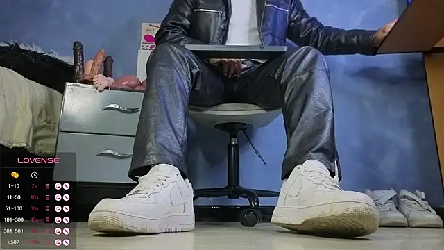 TomLover 12 online show from February 24, 2:15 pm