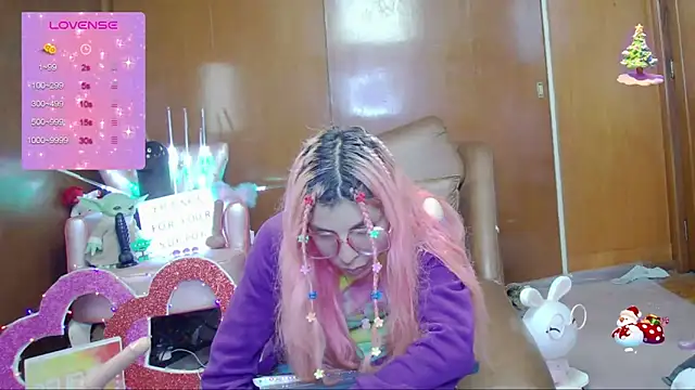 Snapshot of Skinygirl chatting on October 10, 1:37 am Skinygirl online show from October 10, 1:37 am